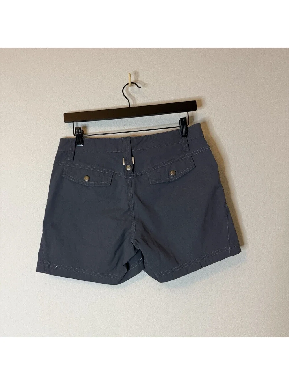 Athleta Women’s Size 6 Gray Hiking Travel Shorts Zip Pockets Stretch